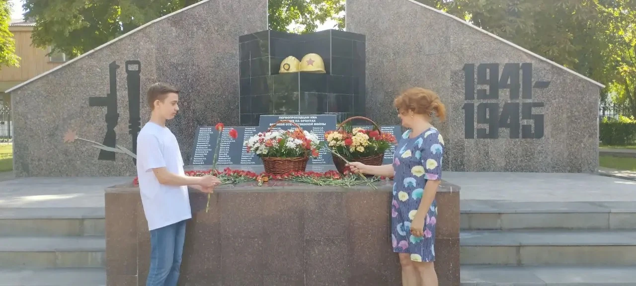 🕯️ В подростковом клубе «Орион» прошла музыкально-литературная программа «И помнит мир спасённый».
