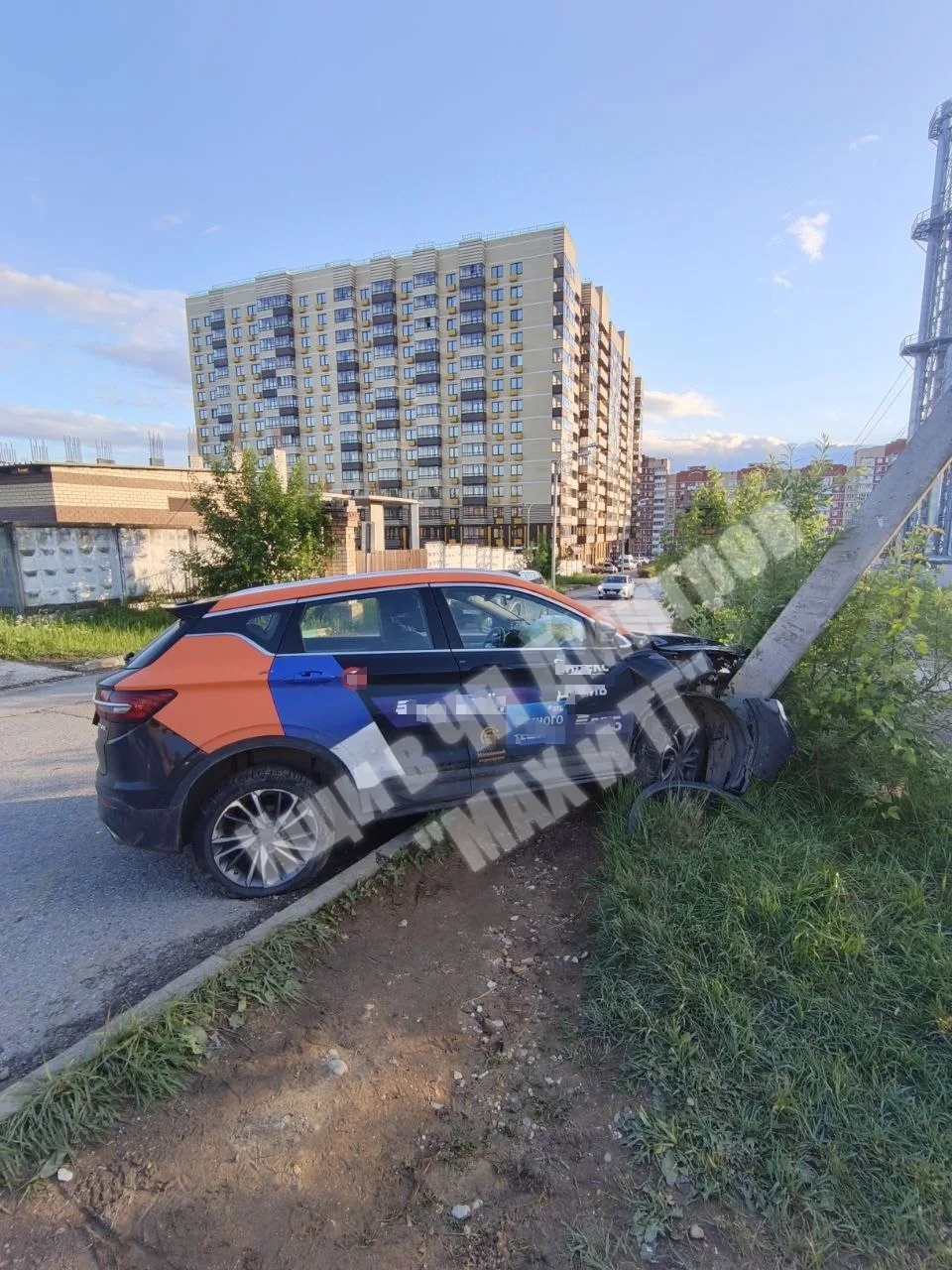 🚨На Спасской улице, каршеринг въехал в столб😱
Если бы не было этого столба, всё было бы хорошо. 

