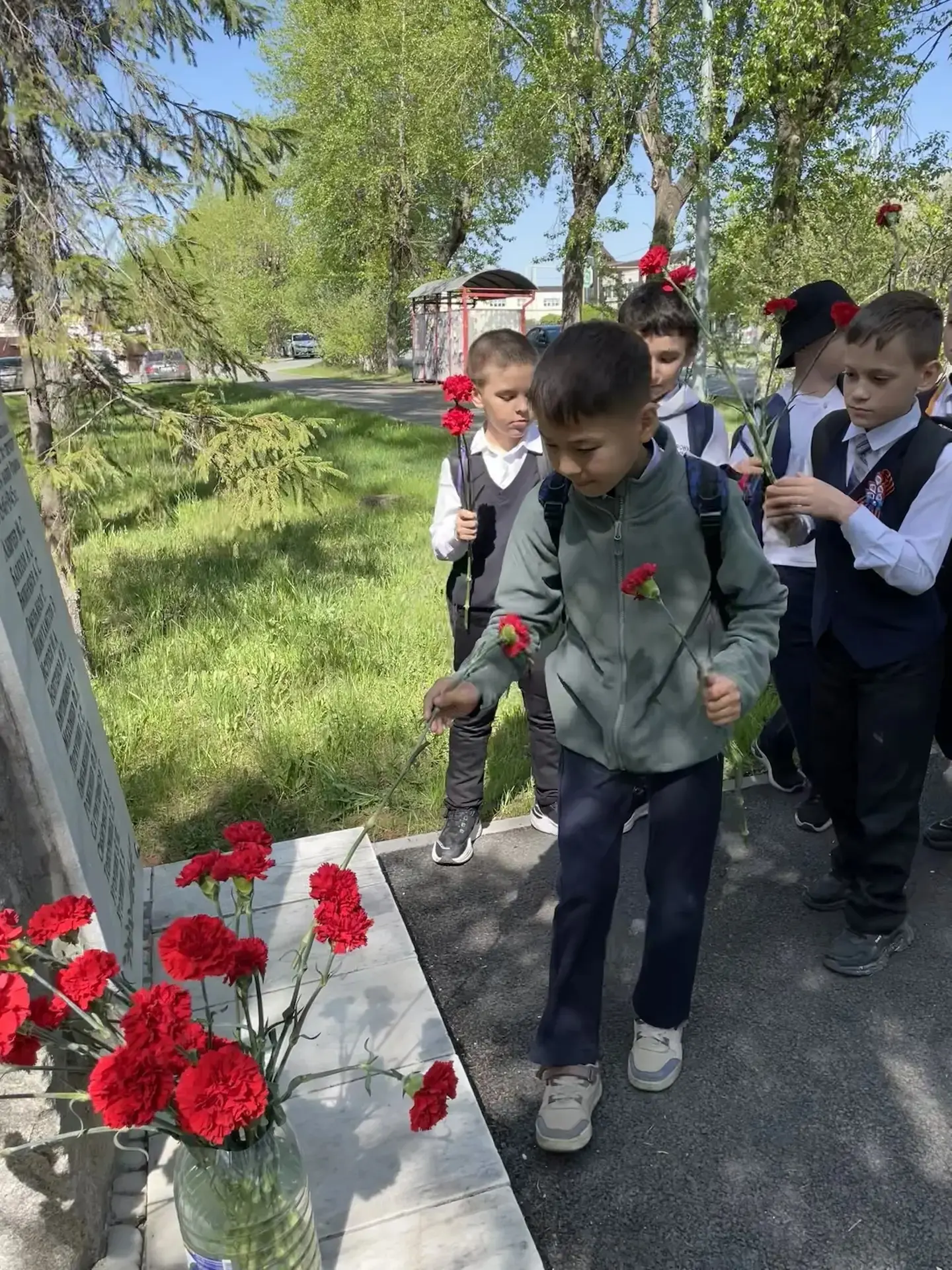 🌟🌟🌟 Накануне великого для нашего народа праздника Дня Победы ученики 2б и 2г классов с классными рук