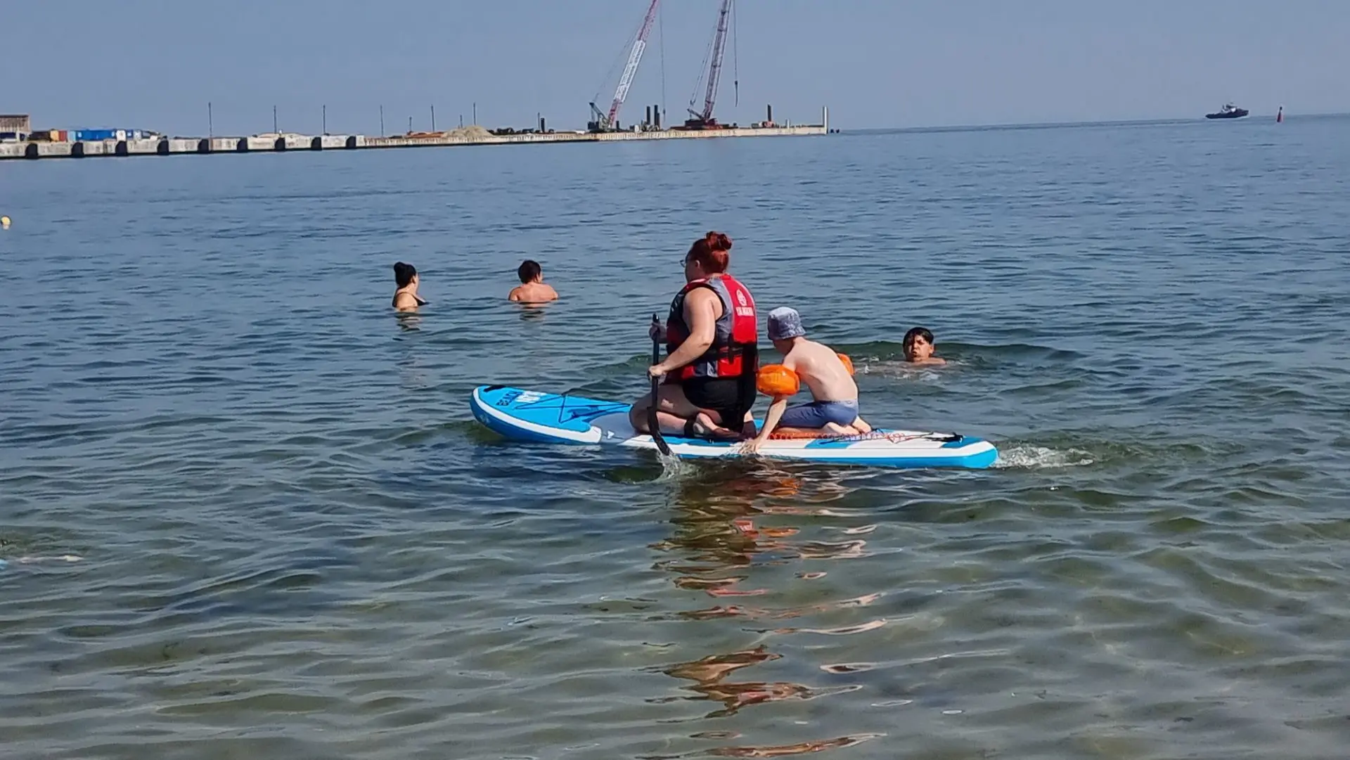 Тётя катает племянника на сапборде😊