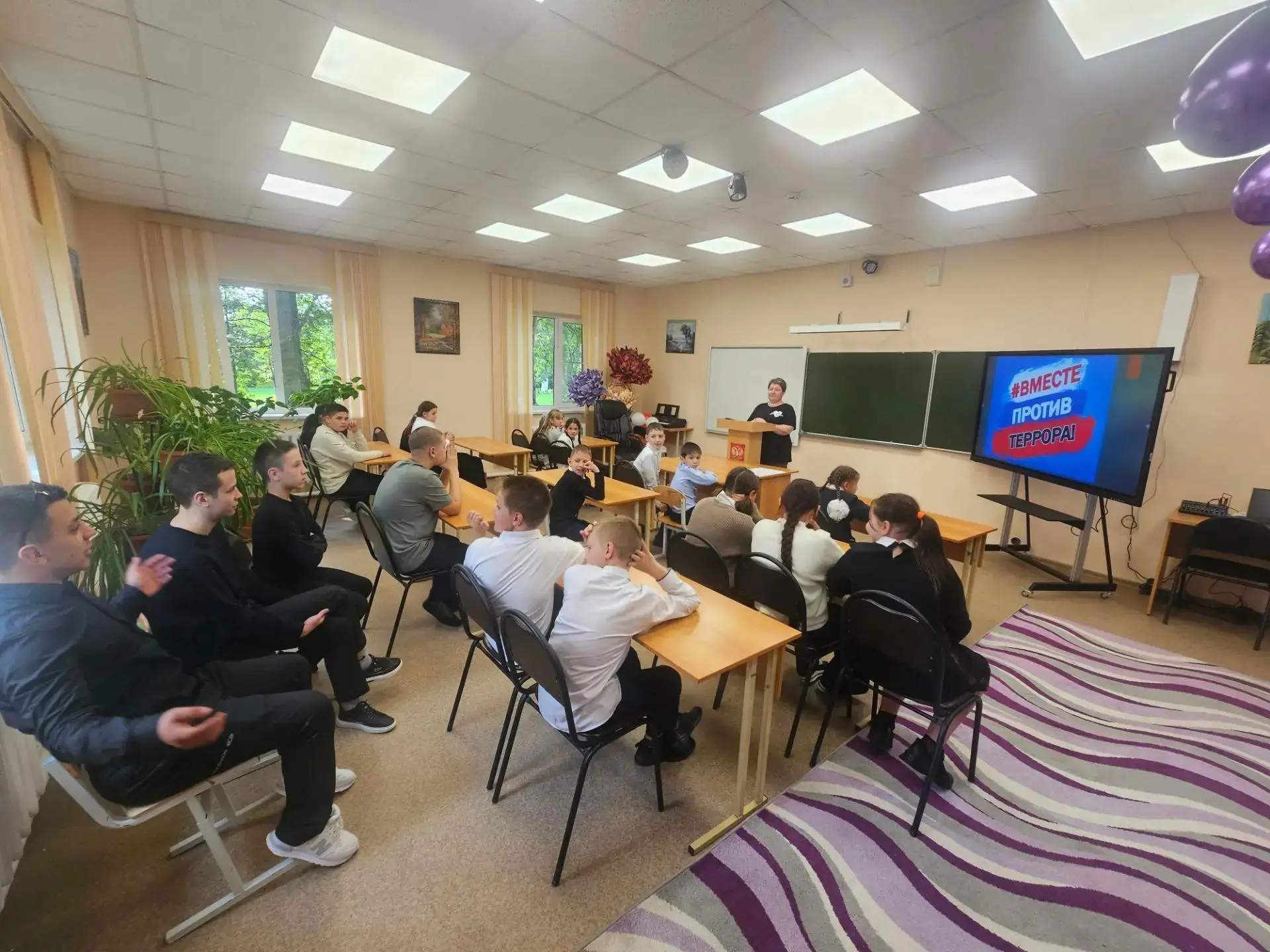 Сегодня в нашей школе прошёл Час памяти, посвящённый Дню солидарности в борьбе с террор...