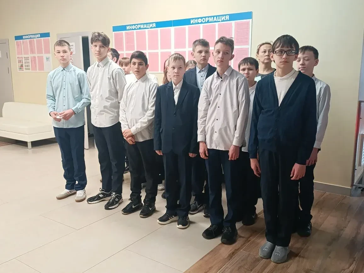 🇷🇺Новая учебная неделя стартовала под флагом России! 🇷🇺 🕗Сегодня в нашей школе прошла торжественная 