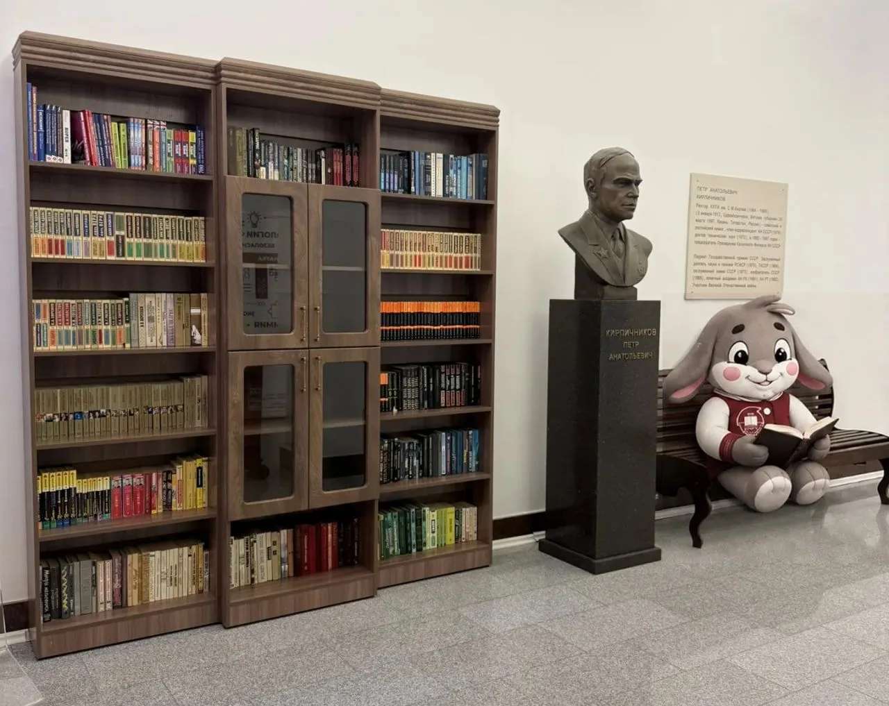 На первом этаже корпуса «А» появился красивый книжный стеллаж 📚