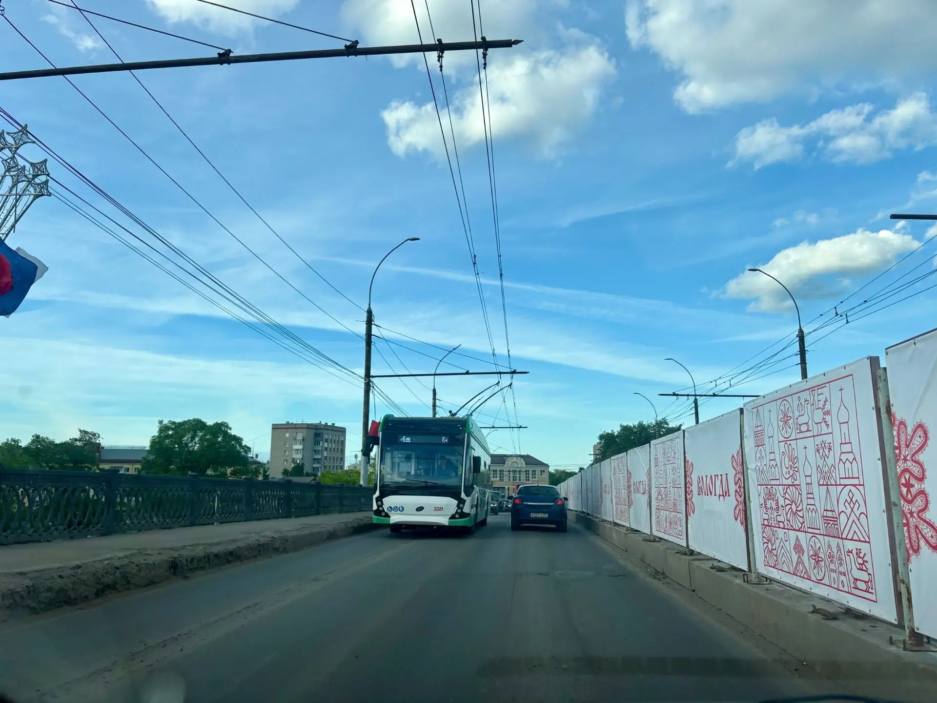 Если сегодня выбрать путь через Пошехонский мост, то вы увидите красивые баннеры с диза...