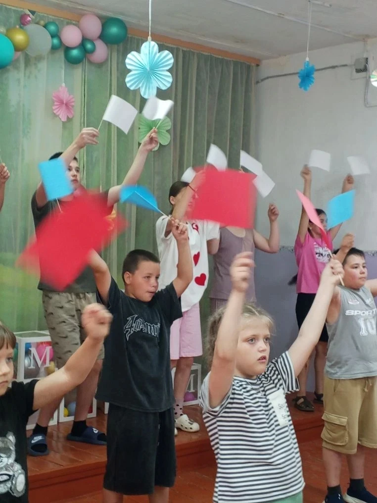 🎉 В преддверии Дня России: тематический день в лагере дневного пребывания Русановской школы! 🎉

В 