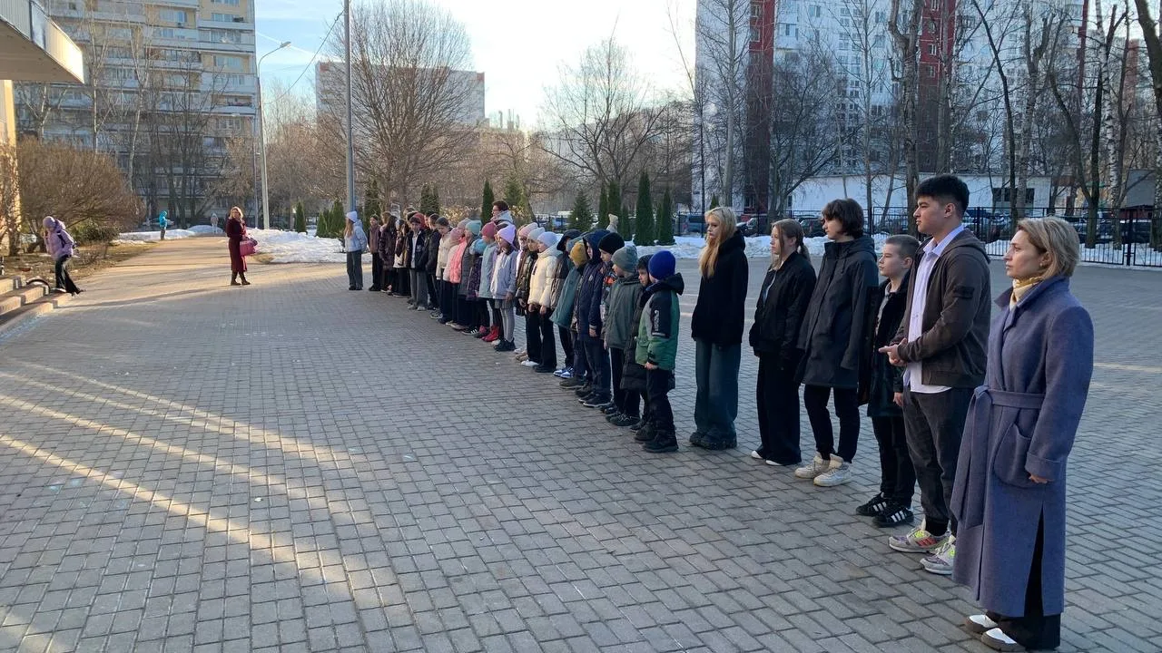 🇷🇺 В понедельник наша неделя началась с традиционной церемонии поднятия флага Российской Федерации и