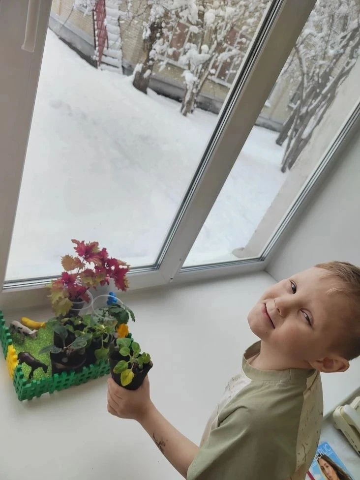 Юные Эколята - настоящие защитники природы! 
⁣
И они решили сделать свой детский сад красивее.   Сна
