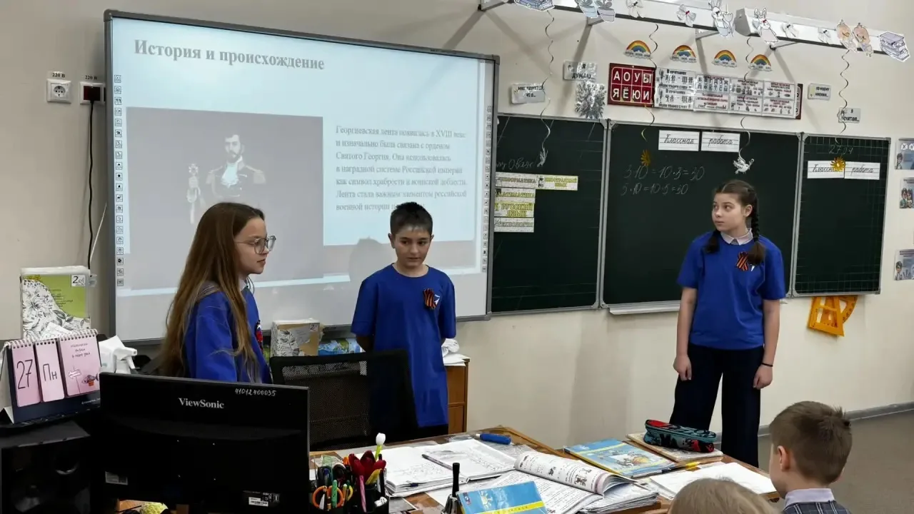 ⭐ ПЕРВЫЕ нашей школы провели акцию "Георгиевская лента" для младших школьников ⭐  🧷Активисты рассказ