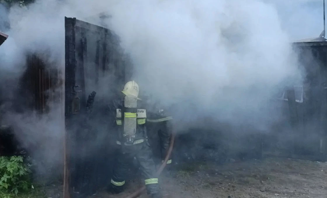Газовый баллон взорвался во время тушения пожара в гаражном кооперативе в Пиндушах