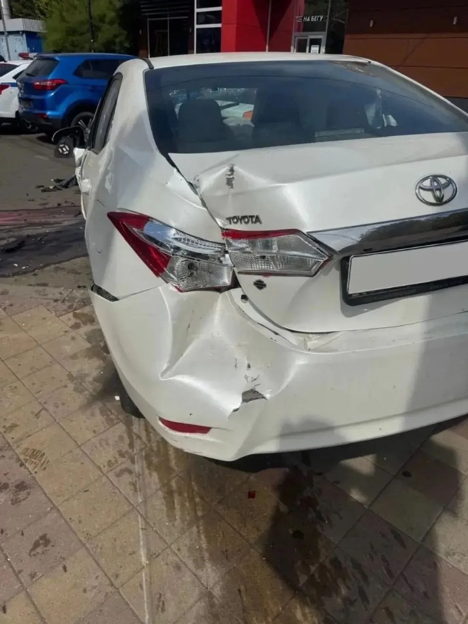 В Краснодаре Toyota, проехав на красный, столкнулась с Volkswagen.