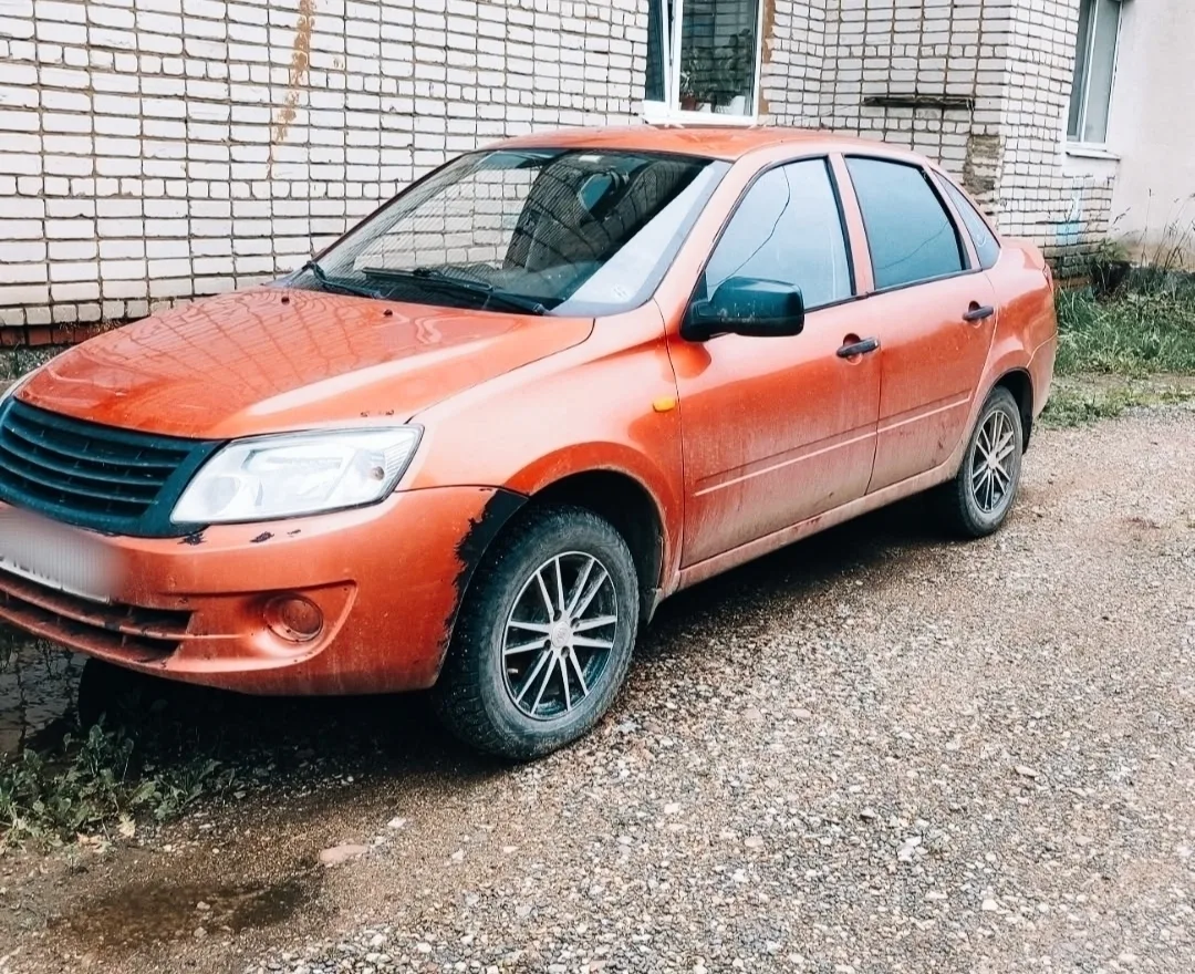 Продам хорошую машинку Гранта год 2014 , по кузову красивая без всяких Рыжиков и тем бо...