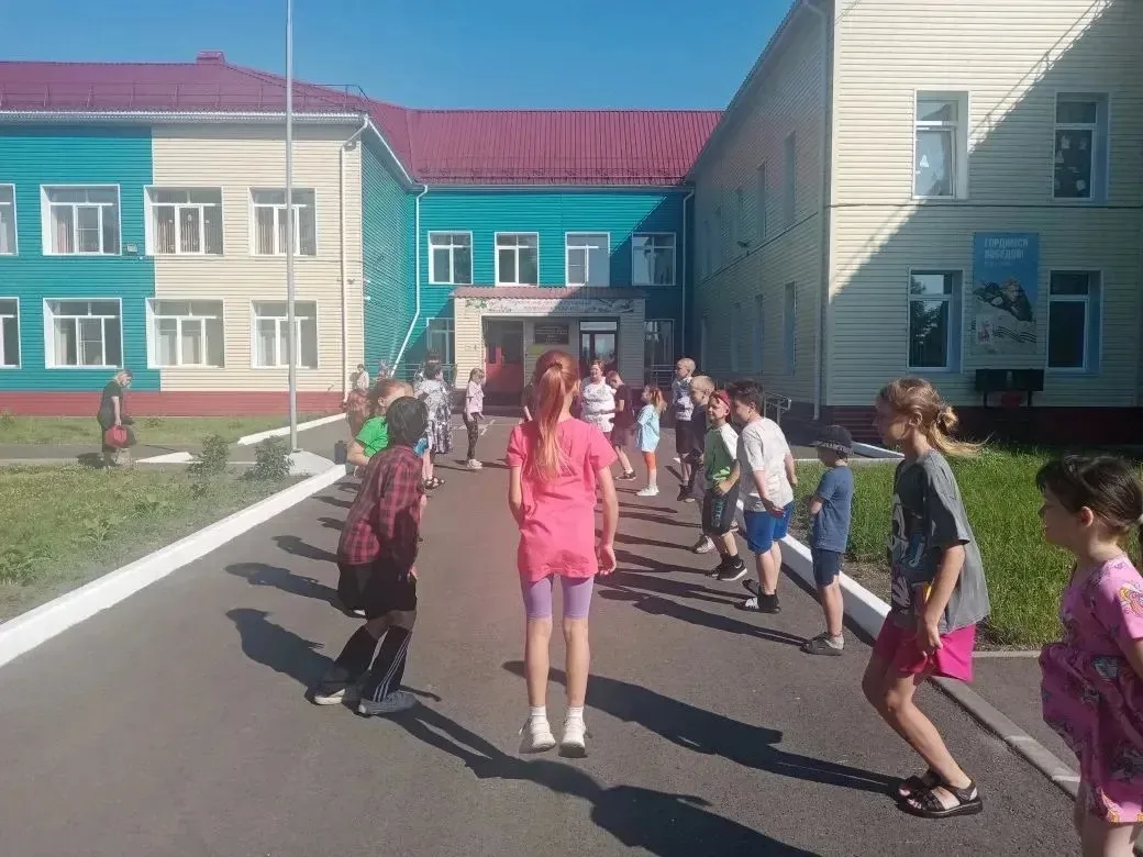 Каждый день в нашем пришкольном лагере «Солнышко» начинается по-особенному торжественно...
