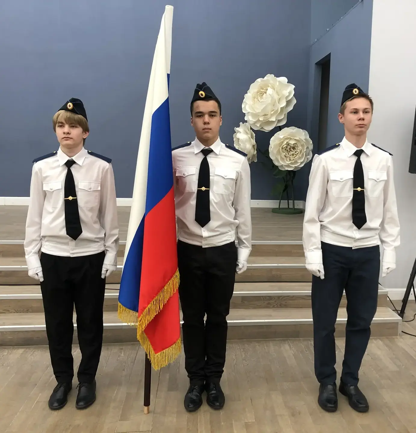 🇷🇺 Равнение на флаг!  По традиции новая учебная неделя в нашей школе началась с торжественных линеек