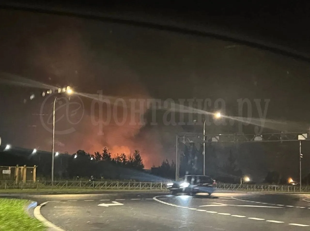 Пожар в Колпино тушат уже почти сутки. Возгорание на складе началось ночью, а сейчас ог...