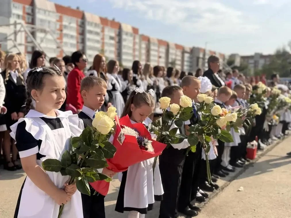 С Днем знаний, наша большая школьная семья!