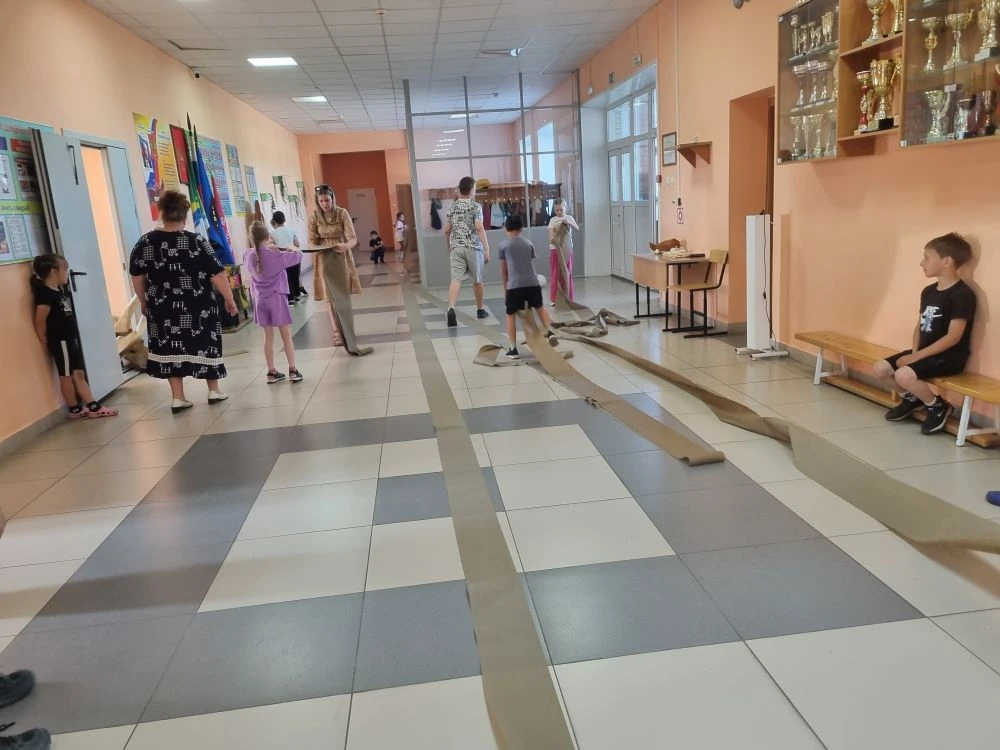 «С любовью к защитникам: в пришкольном лагере прошла акция по плетению маскировочных се...