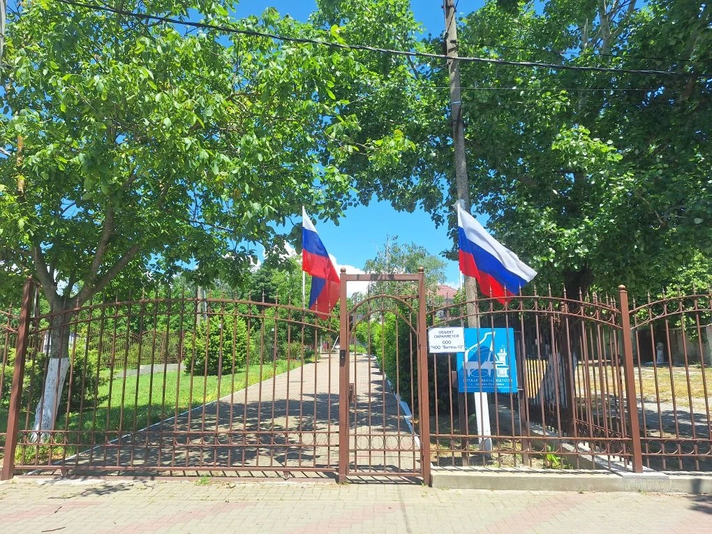 Наша школа дышит праздником 🇷🇺✨

В честь Дня России территория детской школы искусств преобразилас