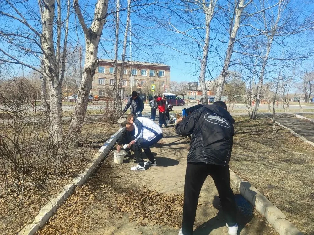 В рамках двухмесячника по благоустройству и санитарной очистке территории, обучающиеся ...