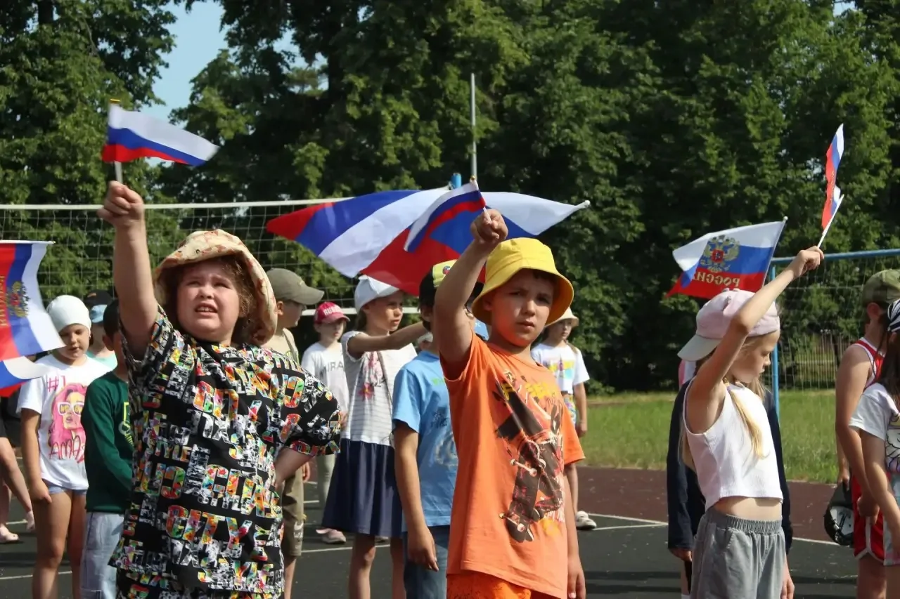 С гордостью и любовью к Отчизне! 11 июня во всех 35 пришкольных лагерях Богородского го...
