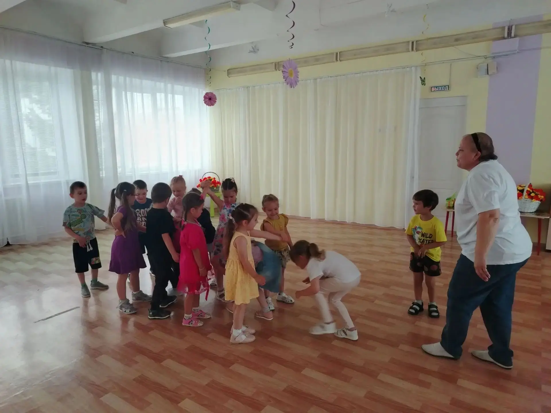В нашем детском саду прошло тематическое развлечение, посвящённое Дню фольклора! Ребята отправились 