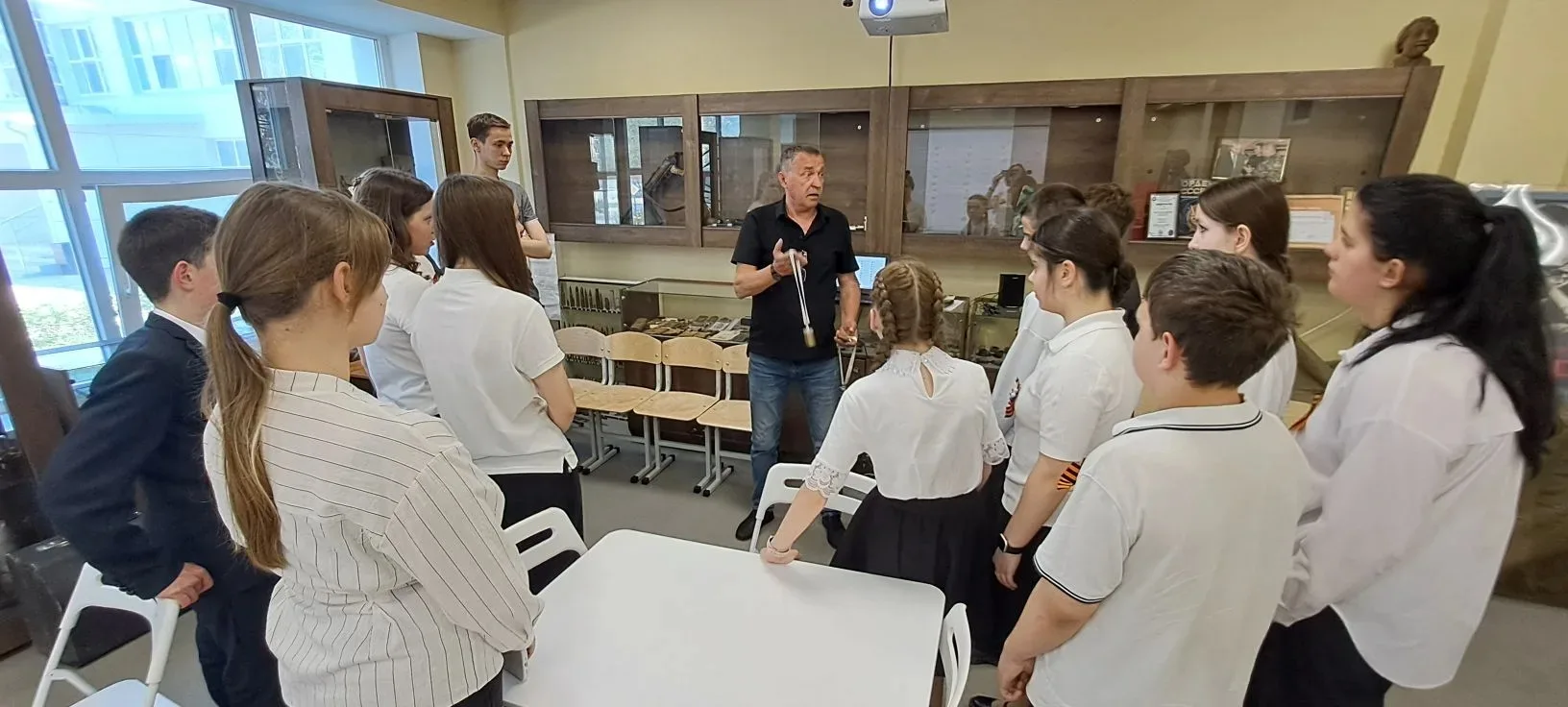 Квиз «Знай своих героев» в Молодёжном штабе Победы  Активисты Движения Первых нашей школы приняли уч