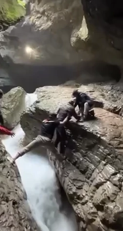В Дагестане гид спас туриста, упавшего в ледяной подземный водопад во время экскурсии по пещерам в Г