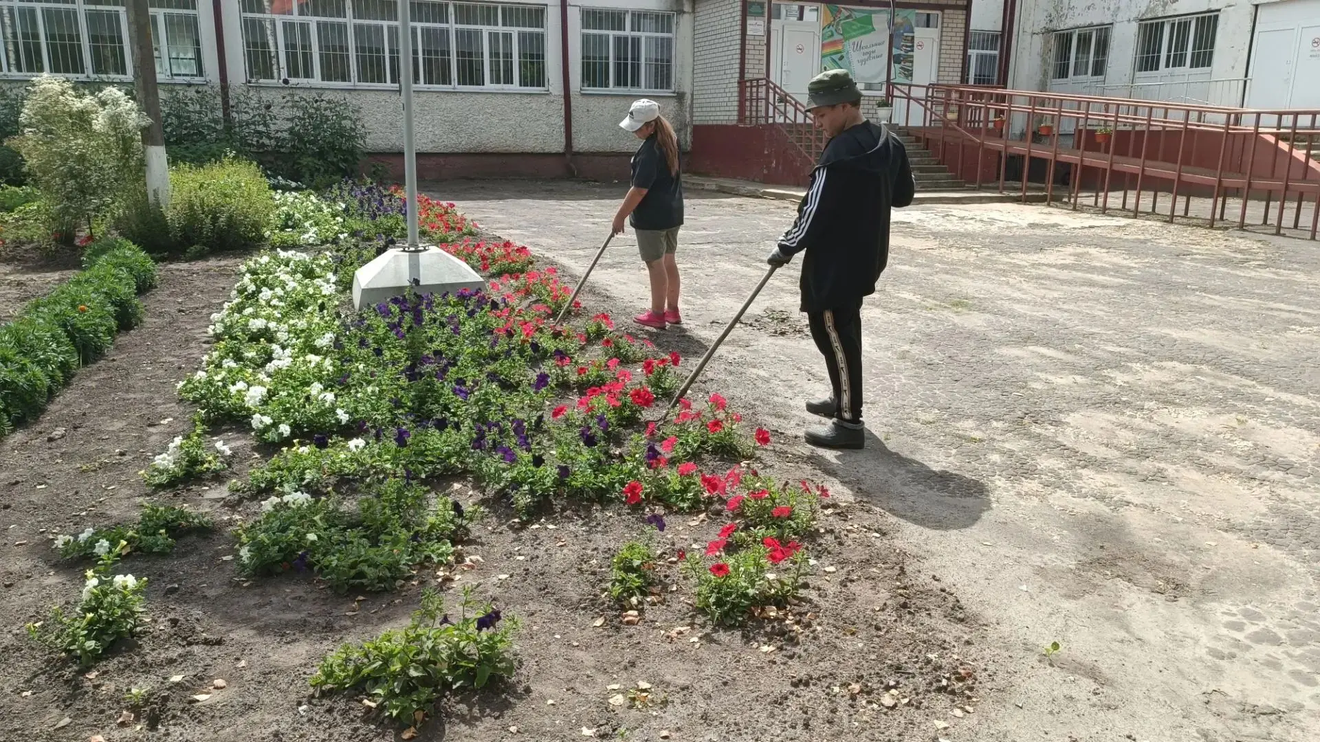 ☀️С первой недели летних каникул в нашей школе  началась летняя трудовая практика. 
☀️Мальчишки и де