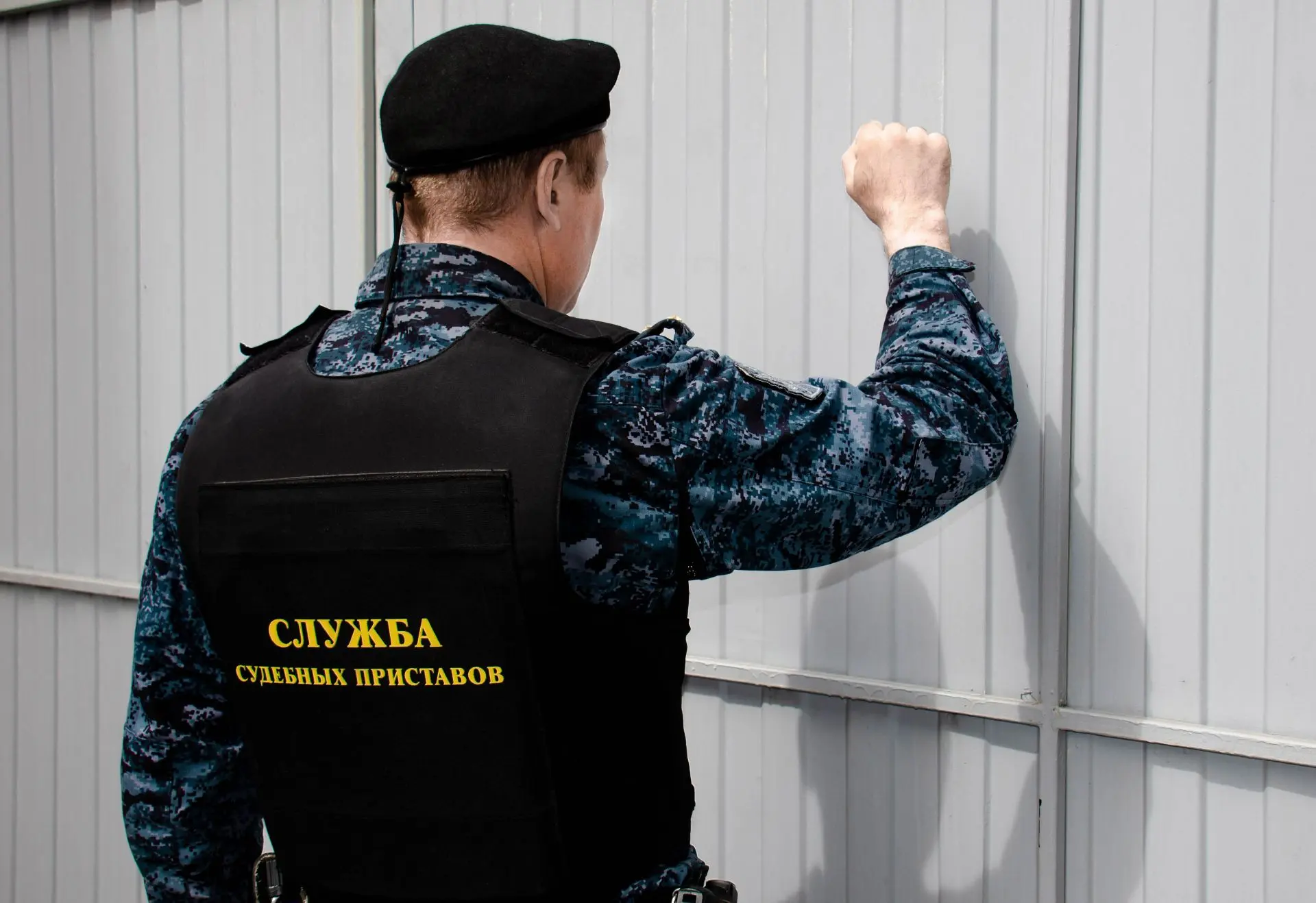 Забайкалка с крупным долгом по алиментам спряталась от судебного пристава  Многодетная жительница Мо