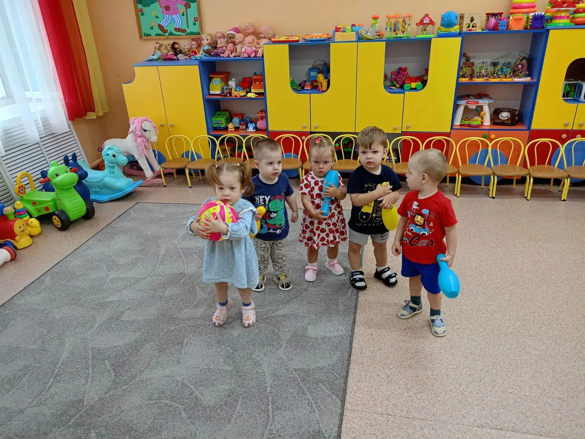 Маленькие чемпионы: наш первый мини-боулинг! 🎳👶Сегодня в первой младшей группе прошел настоящий че
