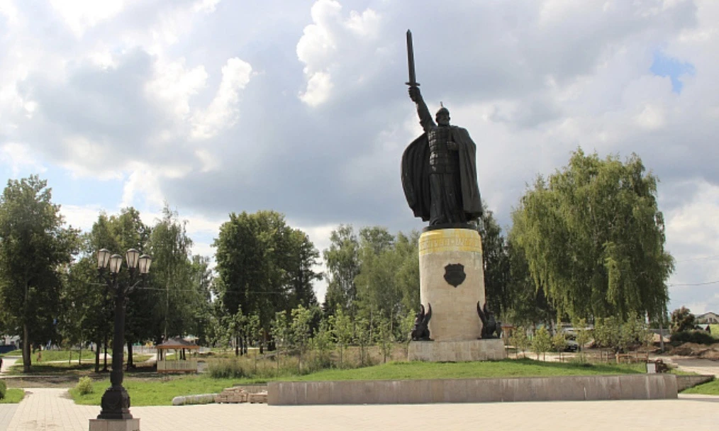 Памятник Илье Муромцу установлен прямо у въезда в город Муром.