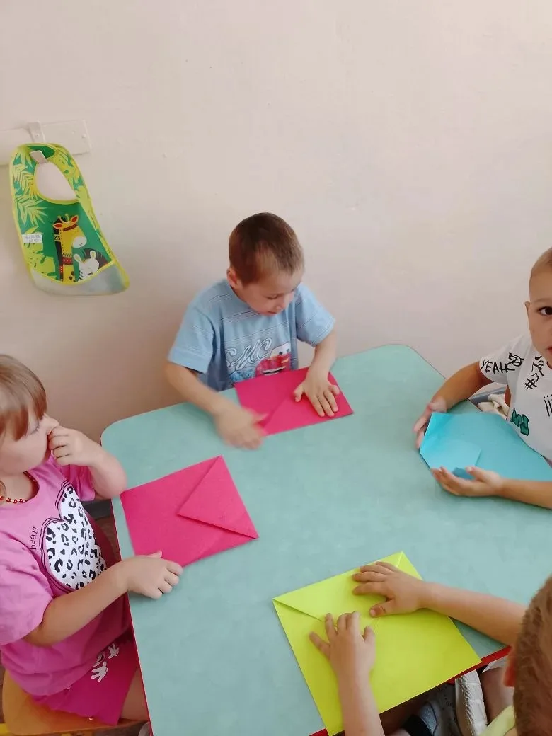 В младшей группе "Капельки" - день бумажного самолетика. 
Конструирование из бумаги "Самолеты".