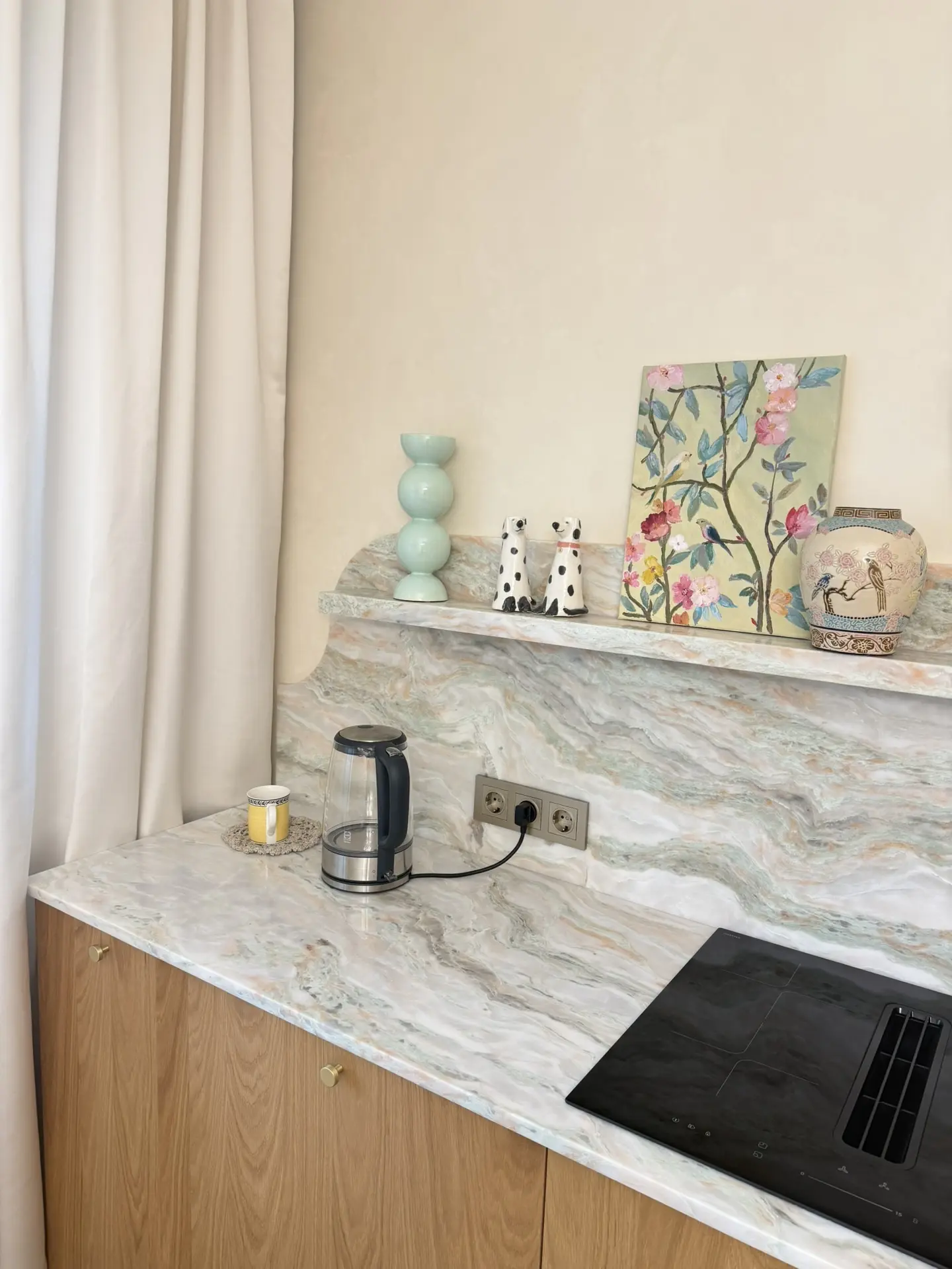 Радиусный фартук, столешница и полка-все в едином стиле из мрамора Green Pink Onyx.