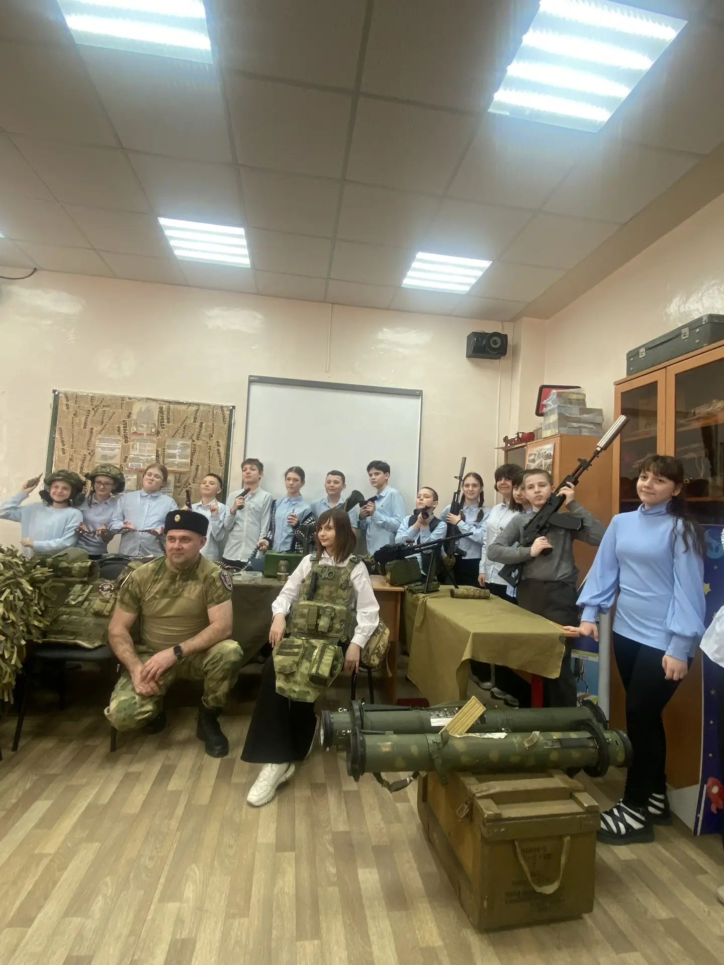 10 марта у учеников 5,7,8,9,10 классов прошли Уроки Мужества, организованные заместителем директора 