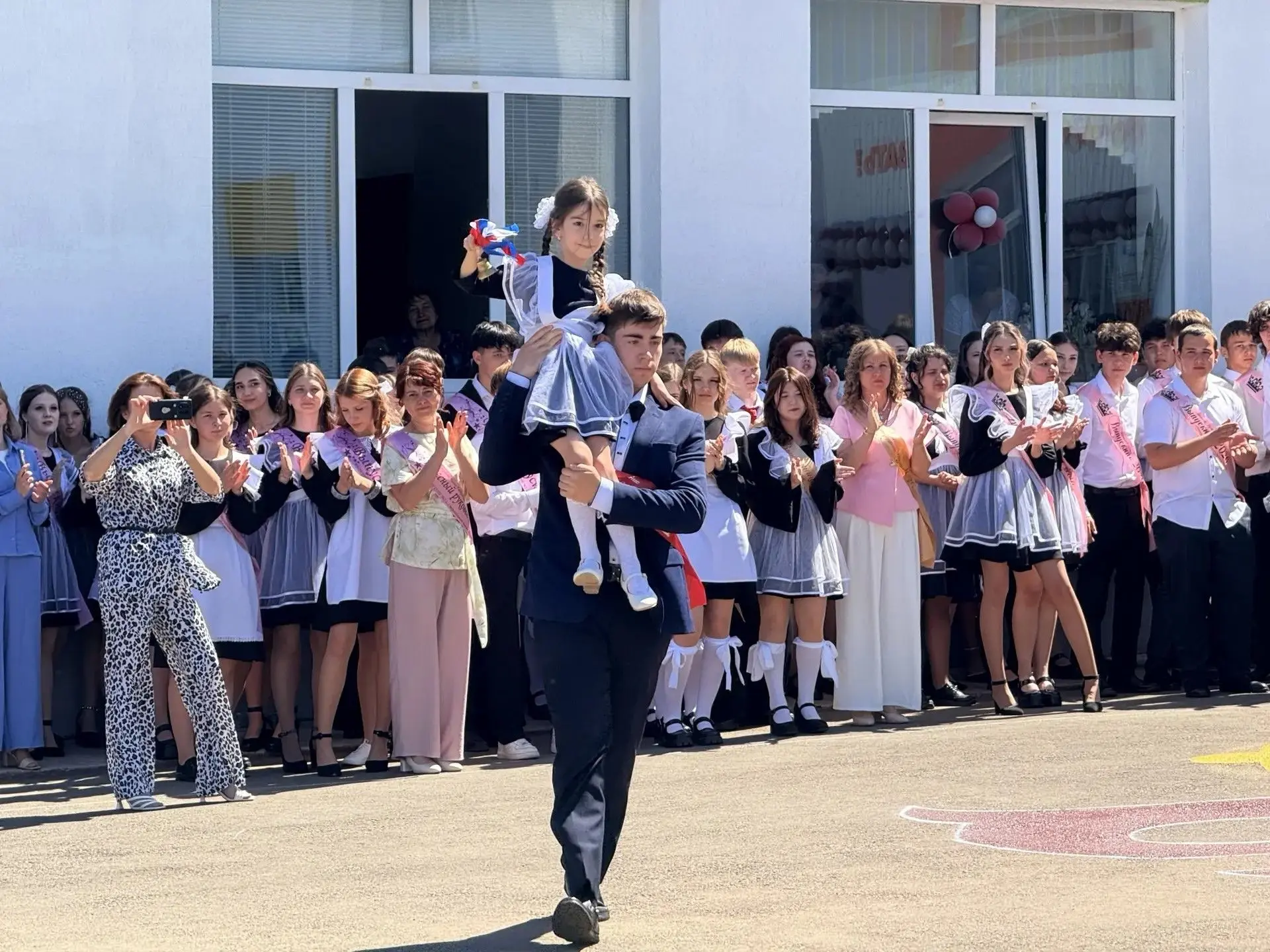 🔔💛 Сегодня в нашей школе прозвенел Последний звонок…