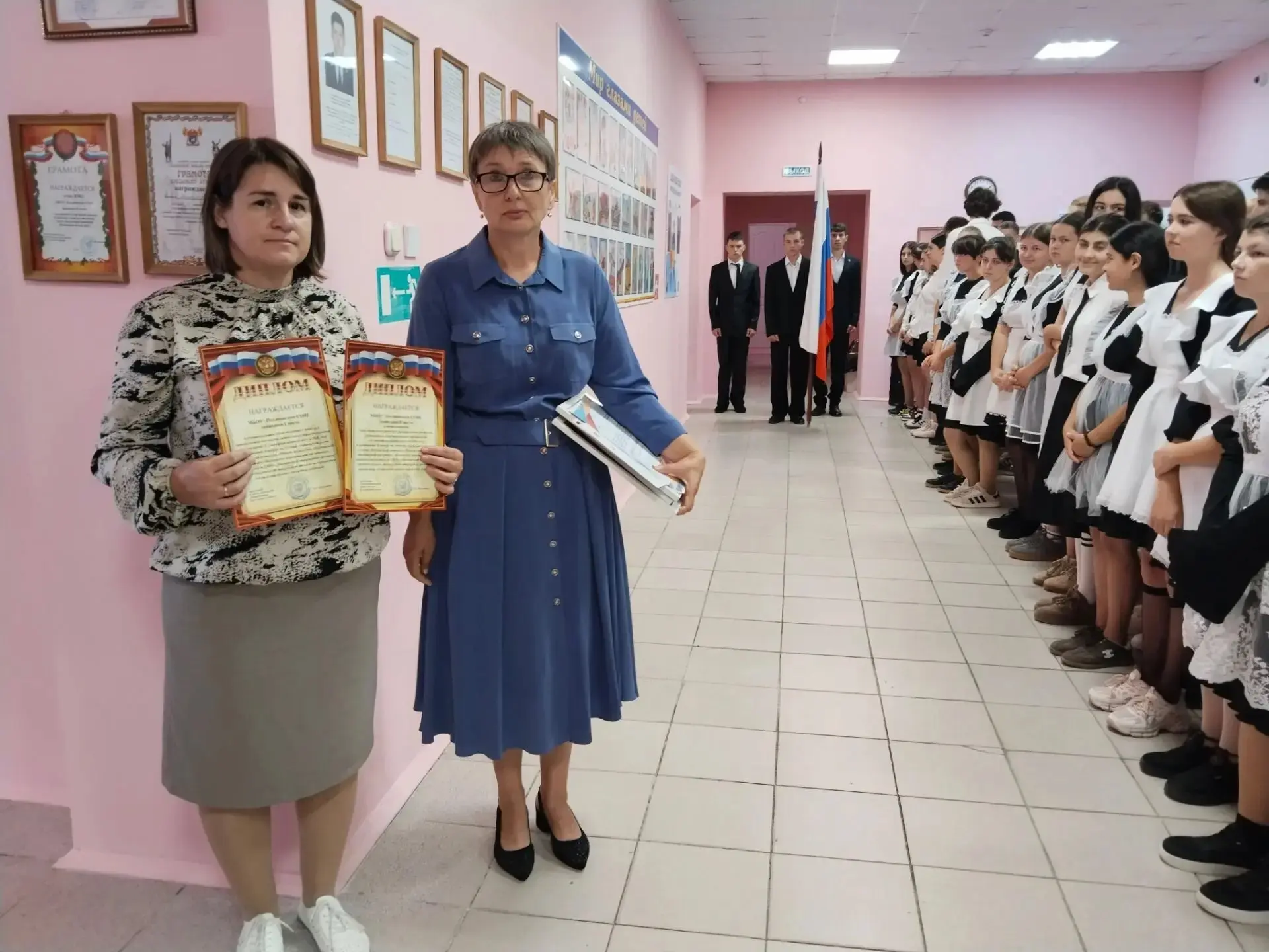 🌟 Вторая учебная неделя началась по-настоящему празднично — с торжественной линейки! 🌟