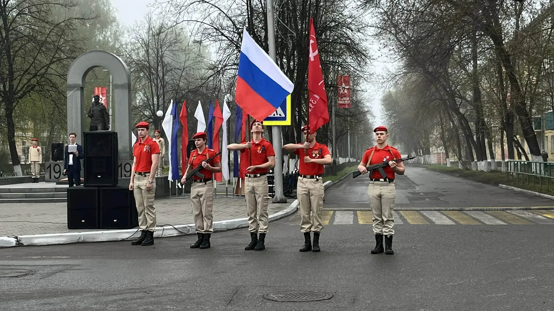 🎗️ Сегодня, 9 мая, наши педагоги и ребята вышли на улицы города вместе с «Бессмертным полком». 🕯️ В 