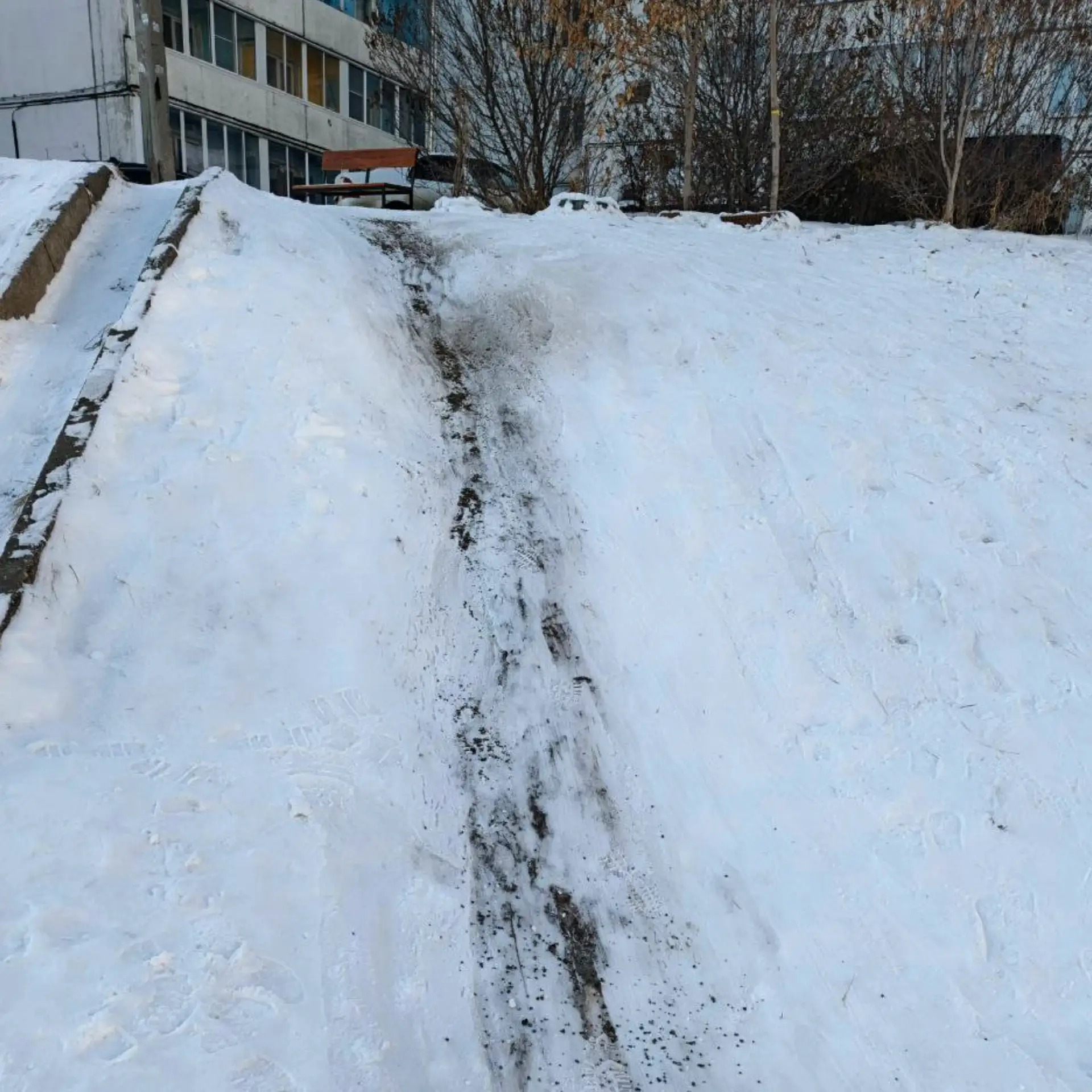 Убираем опасные детские горки!  Зима в разгаре, и детвора радуется снегу! К сожалению, часто ребята 
