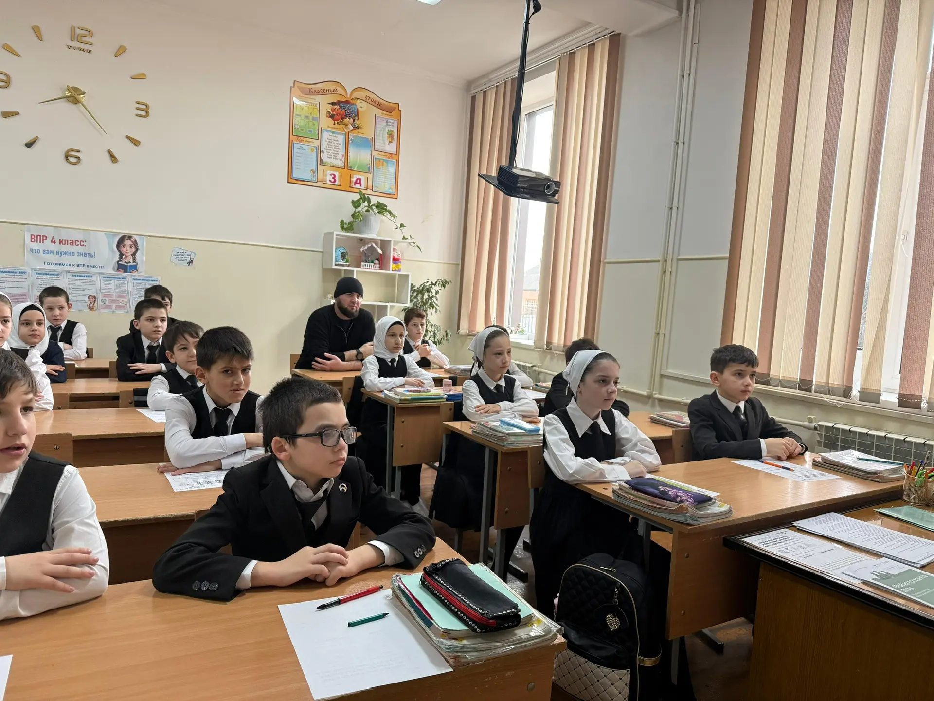 В МБОУ «СОШ №6 г. Урус‑Мартан» прошёл разговор о важном — «Герой из соседнего двора».  В рамках встр