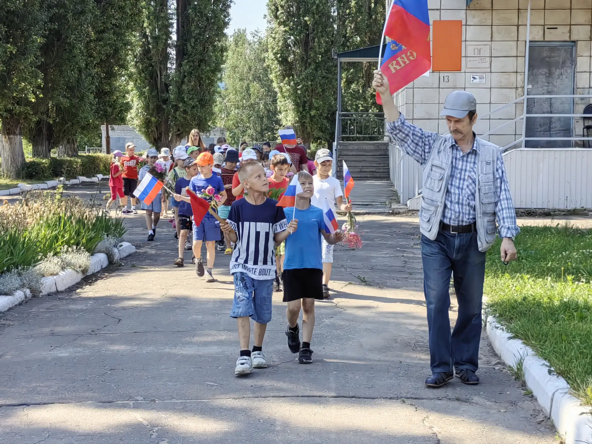 В честь Дня России состоялось торжественное шествие, завершившееся возложением цветов к памятнику. Ш