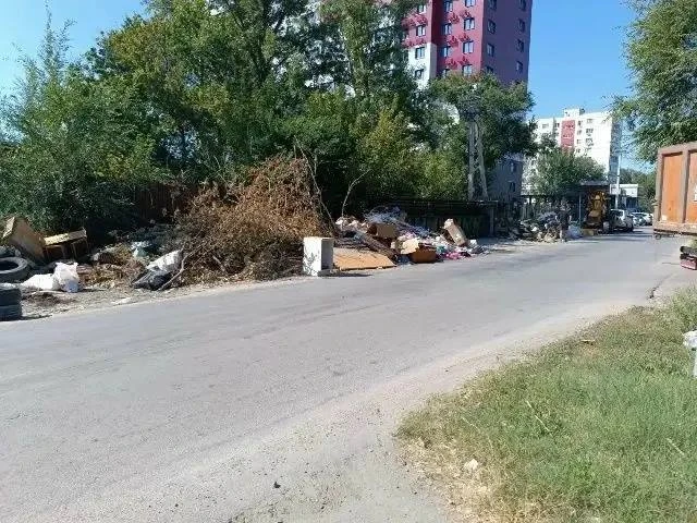 В Батайске двое парней выгрузили шкаф на Ушинского, а теперь им грозит штраф