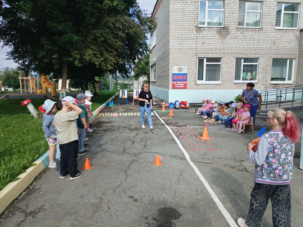 Несмотря на дождь — мы осторожные пешеходы!
На этой неделе в нашем детском саду прошла тематическая 