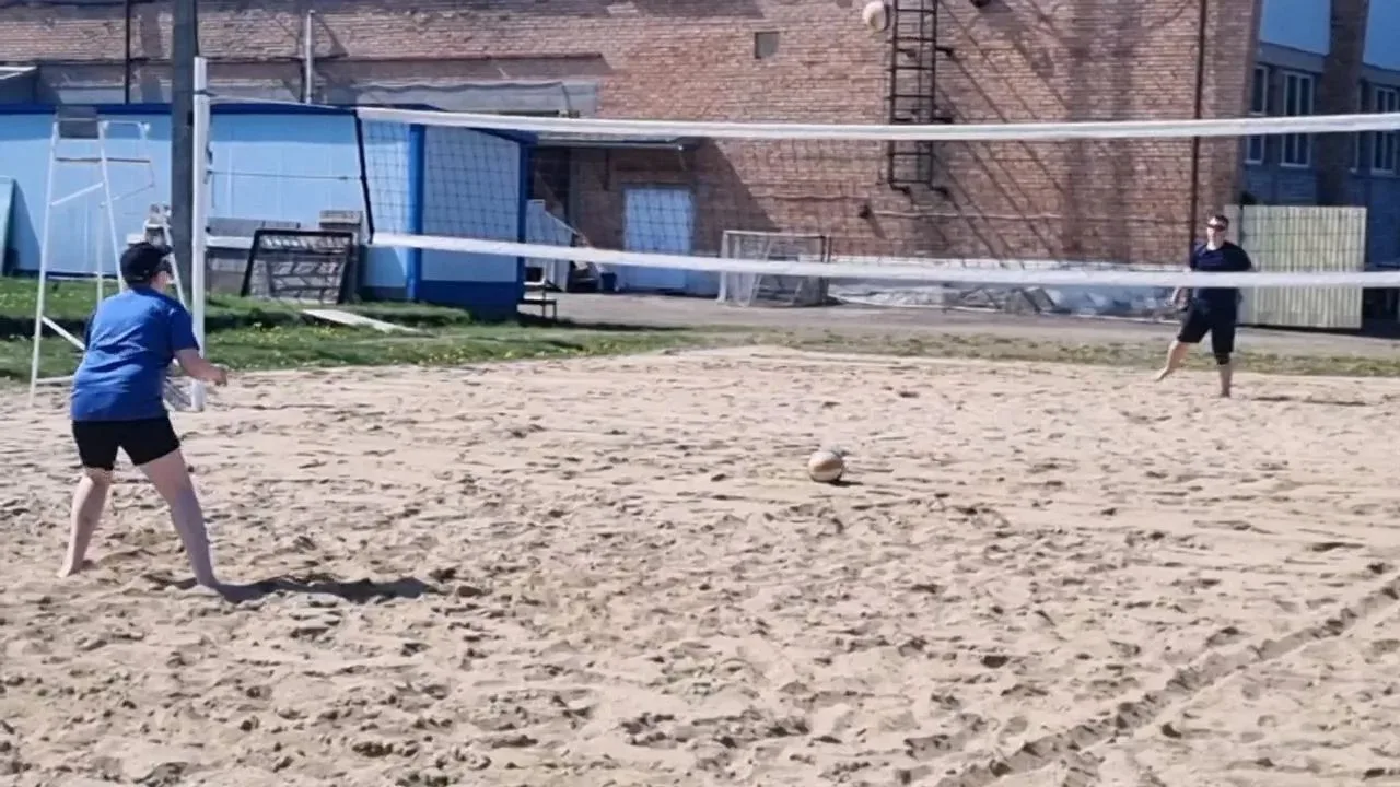 Открыт сезон пляжного волейбола в спортивной школе «Юность»!   На этой неделе спортсмены вышли на пе