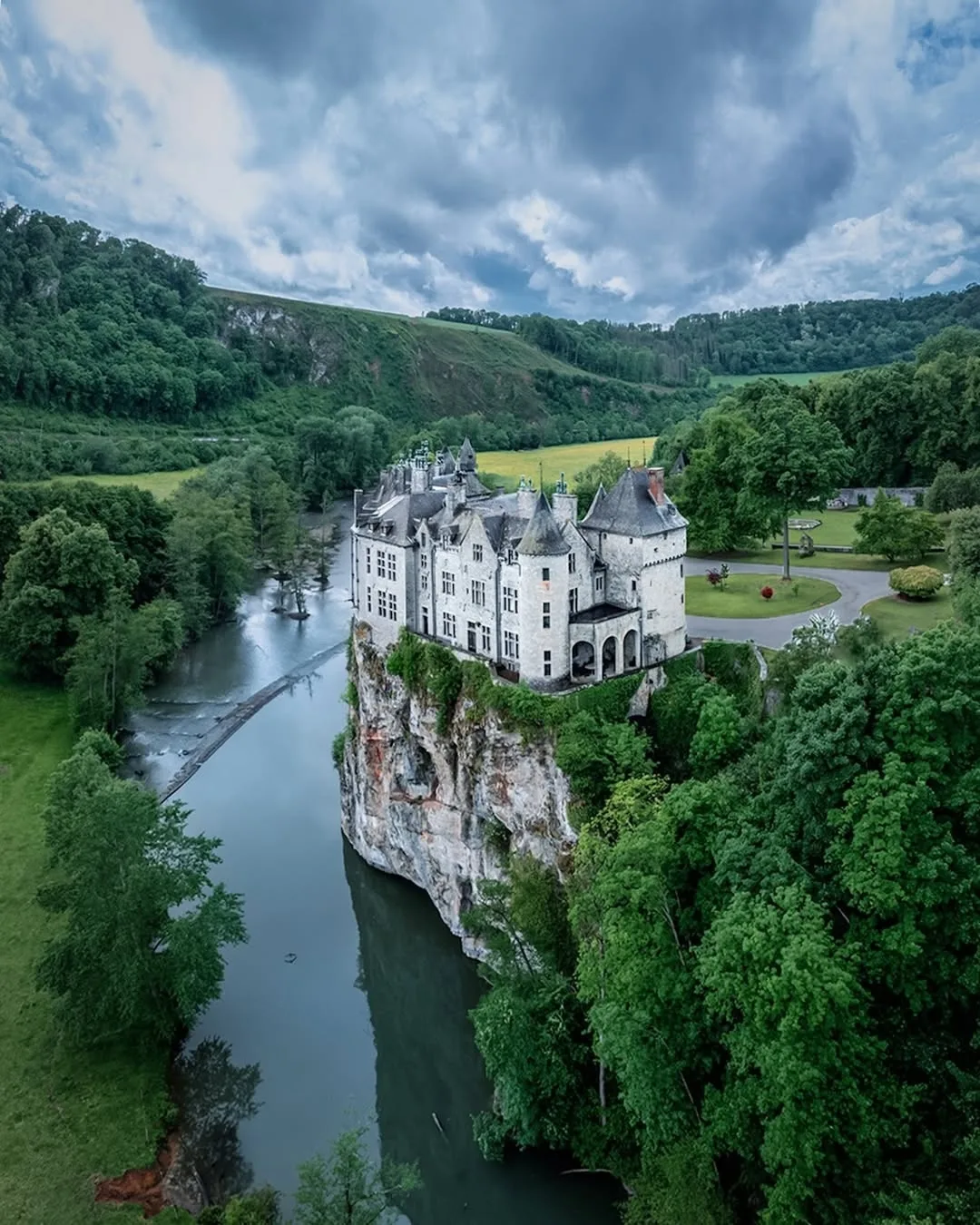 Замок Вальзен, Бельгия 

Замок Вальзен (Château de Walzin) — это величественная средневековая крепос