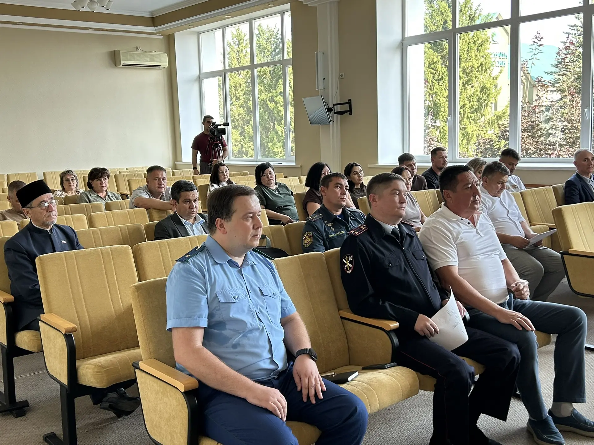 Район хакимиятенең актлар залында район башлыгы Альберт Хуҗин җитәкчелегендә террорчылы...