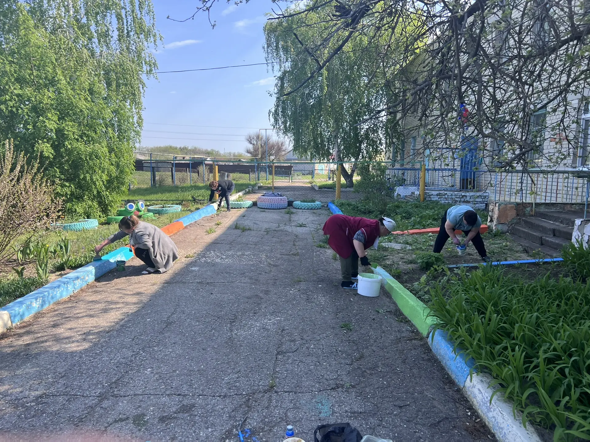 Сотрудники нашего детского сада дружно покрасили бордюры и привели прилегающую территор...
