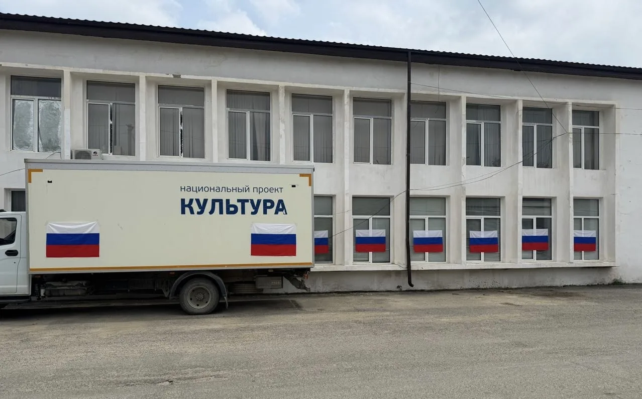 🇷🇺 Культработники Новолакского района присоединились к Всероссийской акции «Флаги России», в рамка