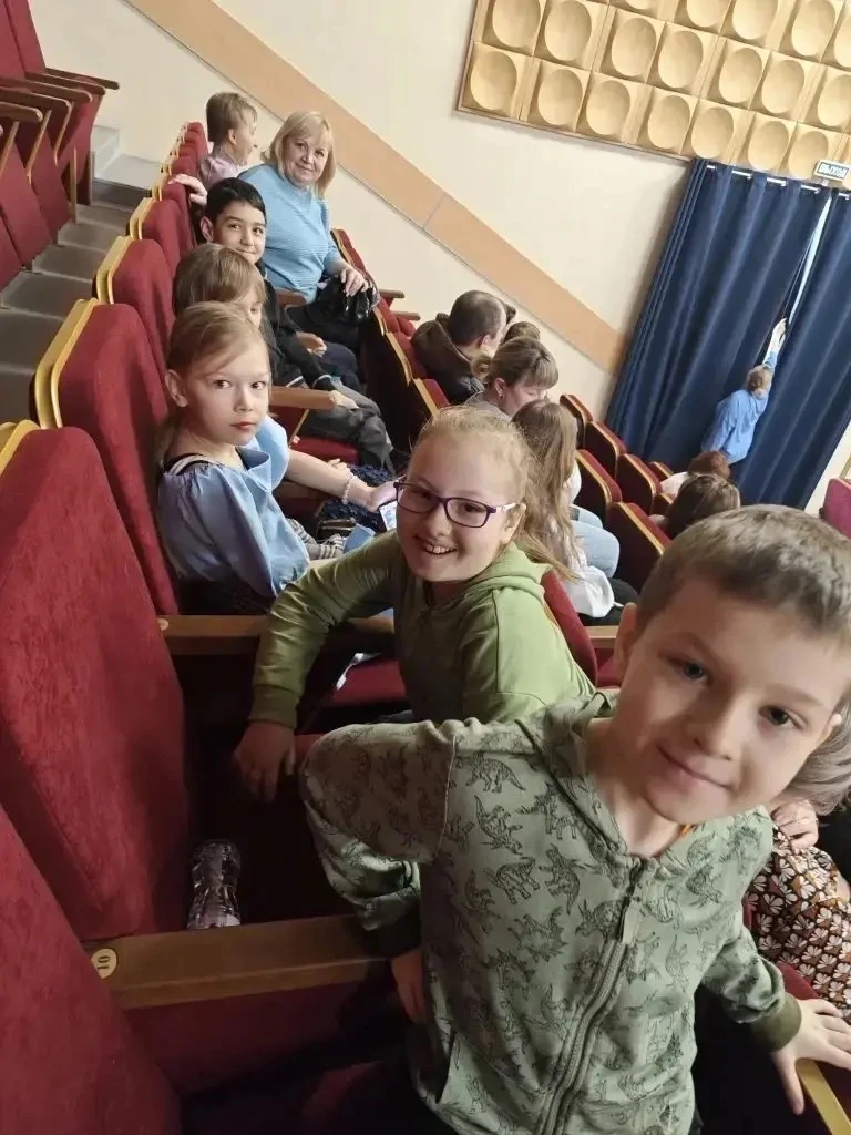 Выходные с пользой! 15 марта обучающиеся 3"а" класса побывали в ДК Лепсе  , где посмотрели спектакль