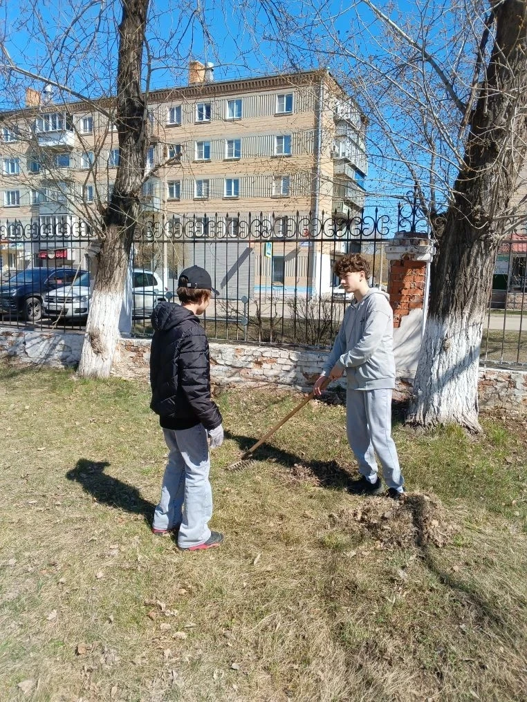 Главное на субботнике- хорошая погода и отличное настроение! Классный руководитель Елена Владимировн