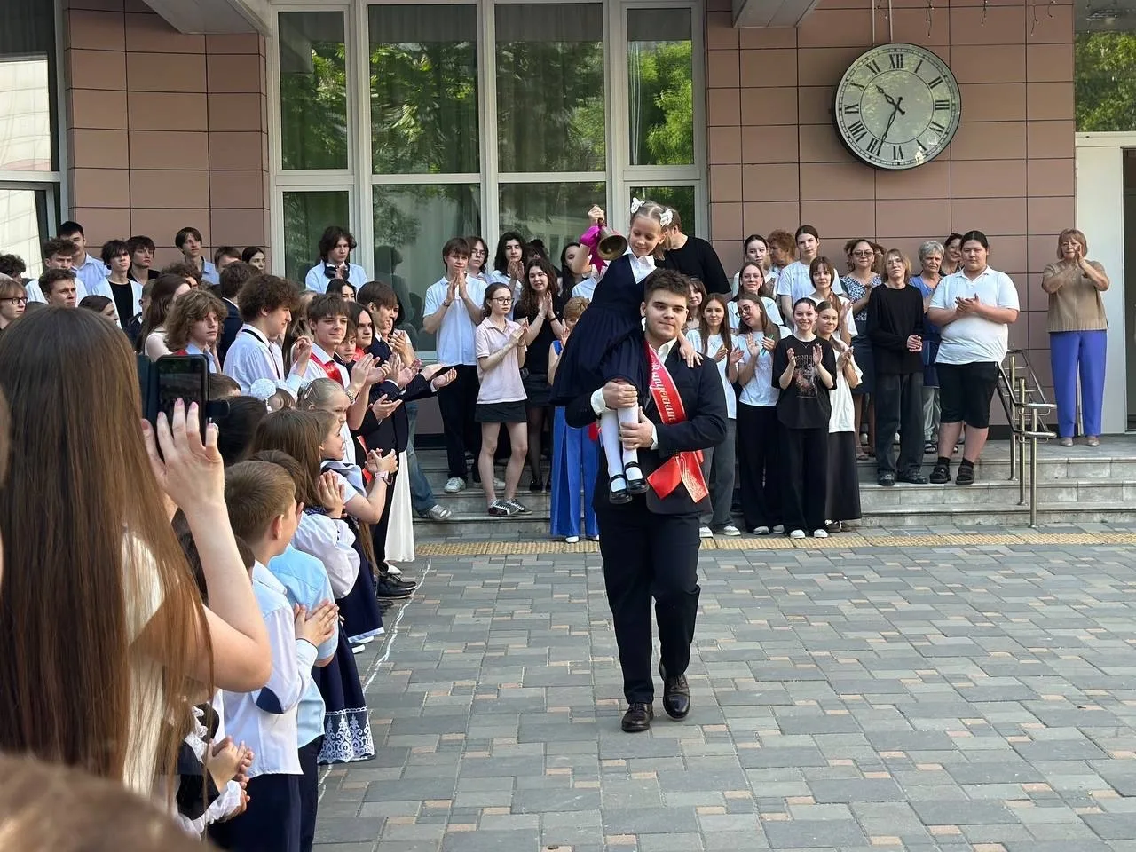 В нашей школе прозвенели последние звонки для 11-х классов…   🔔 Этот день всегда особенный — немного