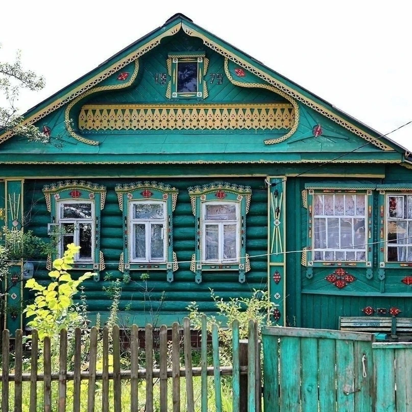 Купили мы дом в деревне. Продавала его молодая пара, мол, родителям дача не нужна, а бабушка умерла 